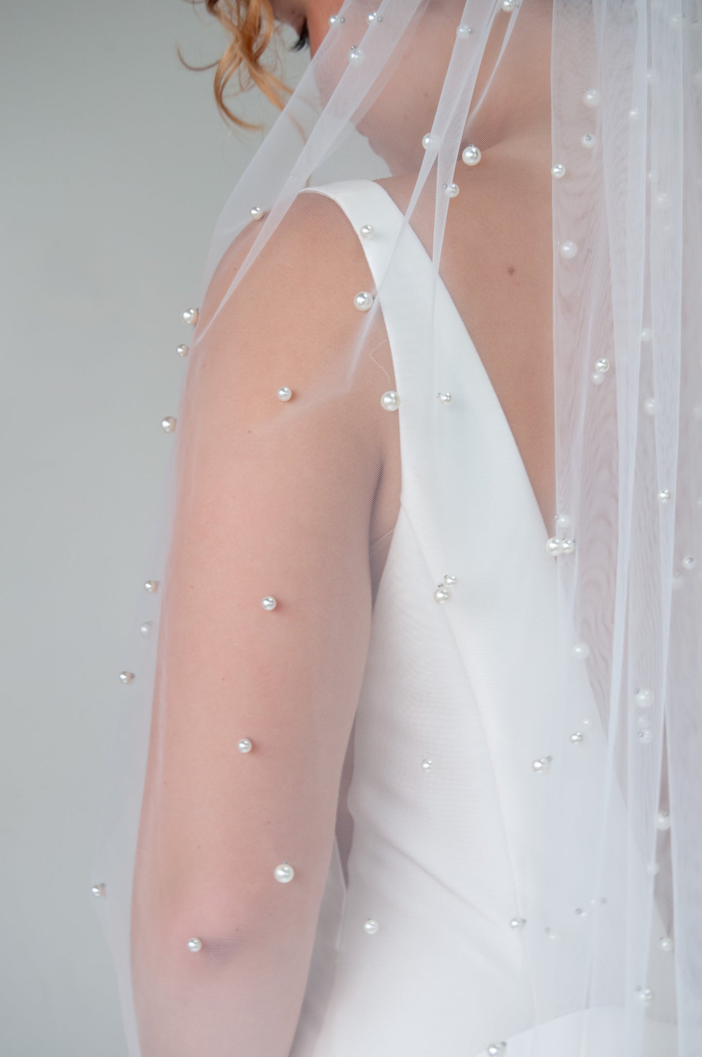 Scattered Pearl Fingertip Veil