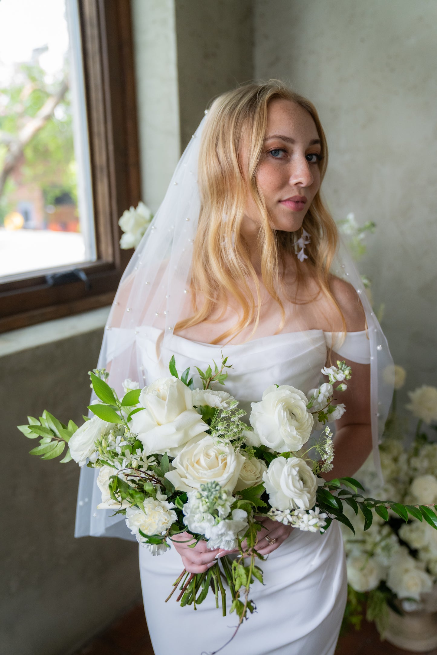 Scattered Pearl Fingertip Veil